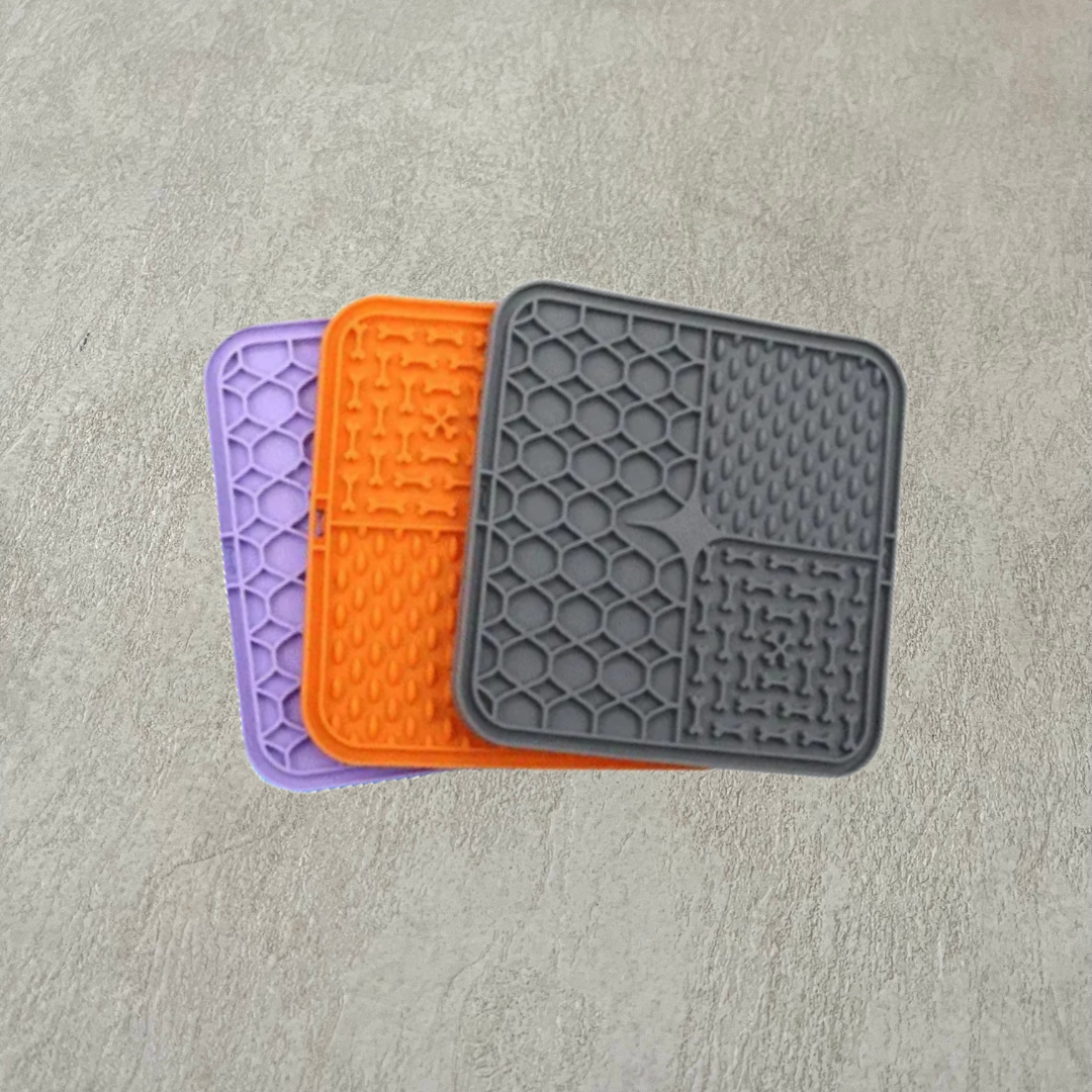 3 tapis de lèche de différentes couleurs